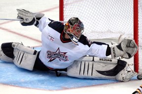 开云官网-场边替补积极投入热身等待上场时刻展现专业态度与团队精神，替补随时入场