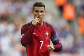 开云注册-曼联老将宣布赛季结束后正式退役，曼联老将宣布赛季结束后正式退役了吗